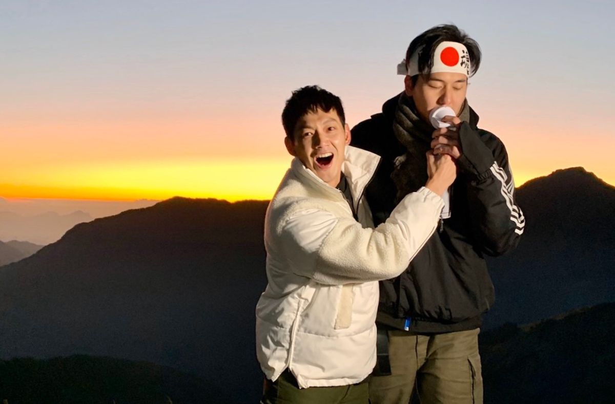 ▲風田（右）出現高山症症狀，一路上抱著氧氣瓶邊爬邊吸。（圖／TVBS）