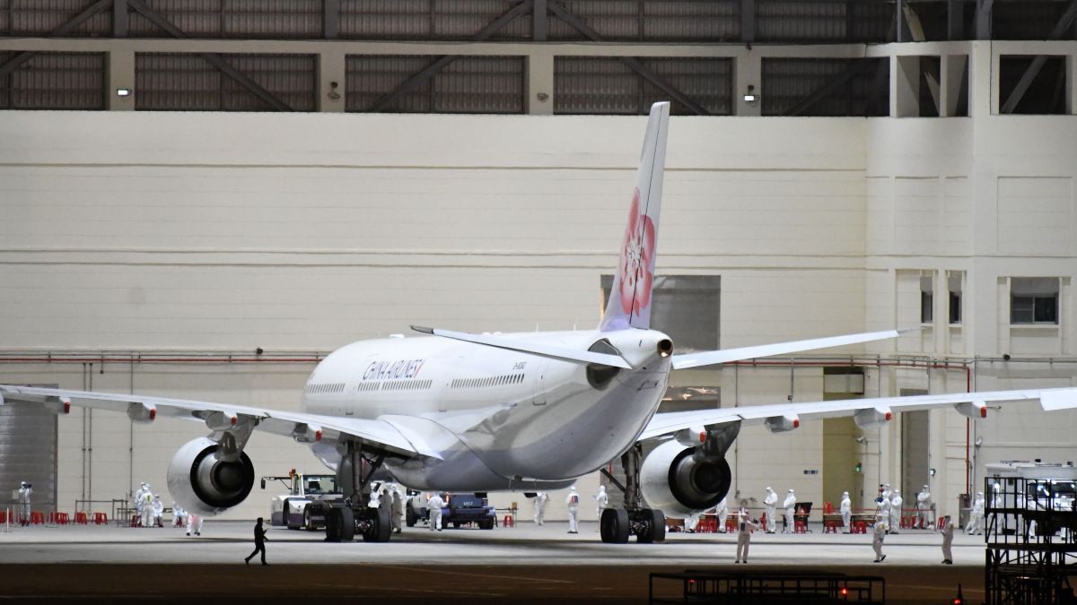 ▲受武漢肺炎影響，國人滯留湖北封城地區無法返台，兩岸政府經過多日協商，第二批包機於10日夜分別抵台，鄰長夫妻搭乘第一輛華航班機。（資料照 圖／記者陳雅芳翻攝，2020.03.11）