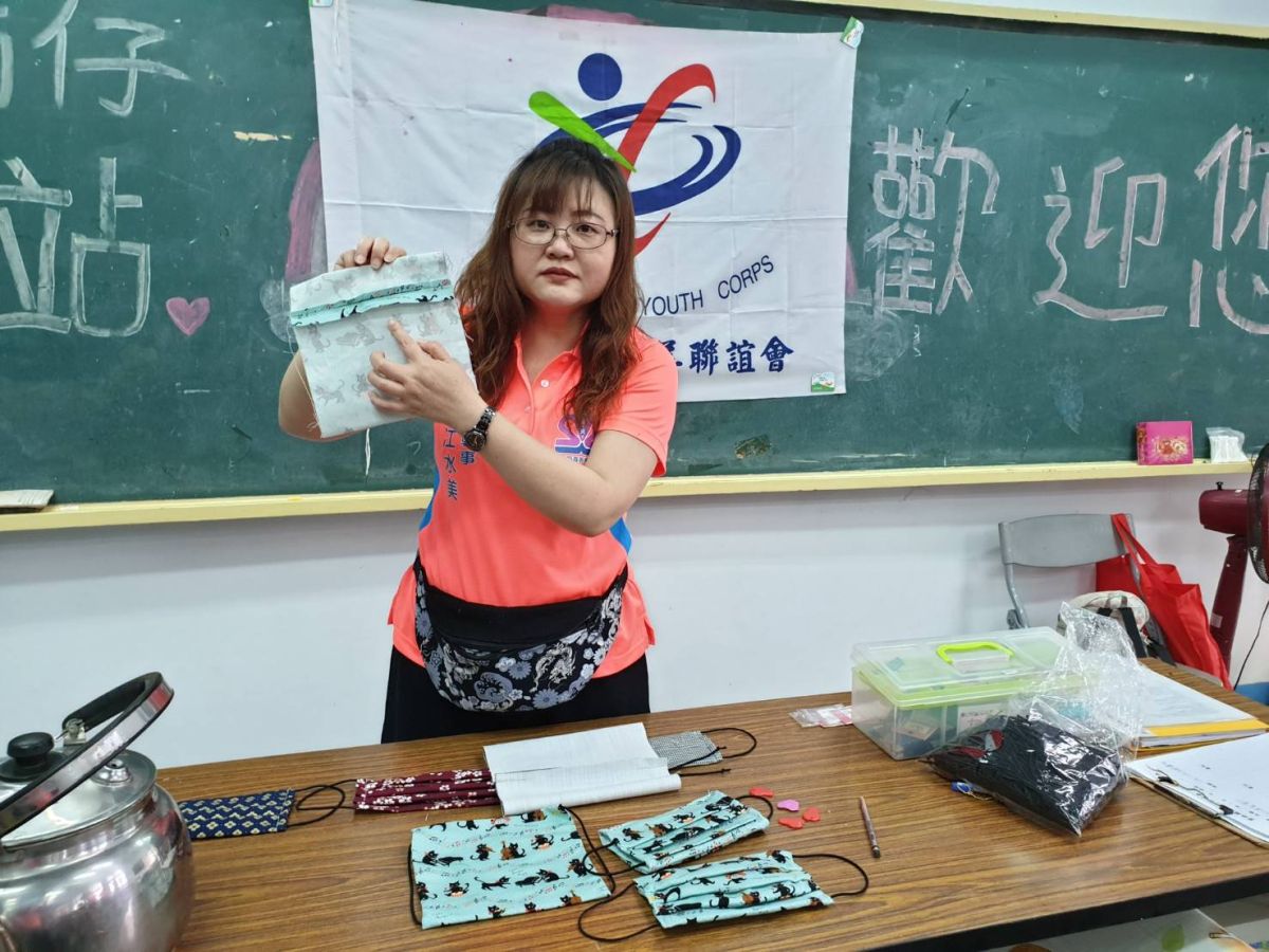 ▲口罩套製作指導老師江水美認真教學。（圖／記者蘇榮泉攝，2020.03.11）