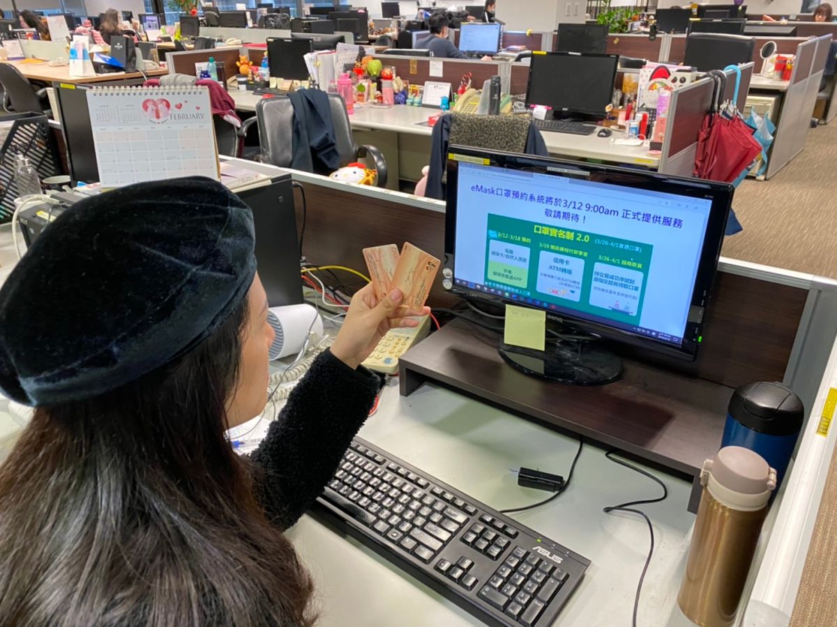 ▲12日口罩實名制 2.0 上線，不少人一大早就上網預購。（圖／彭孟竺攝）
