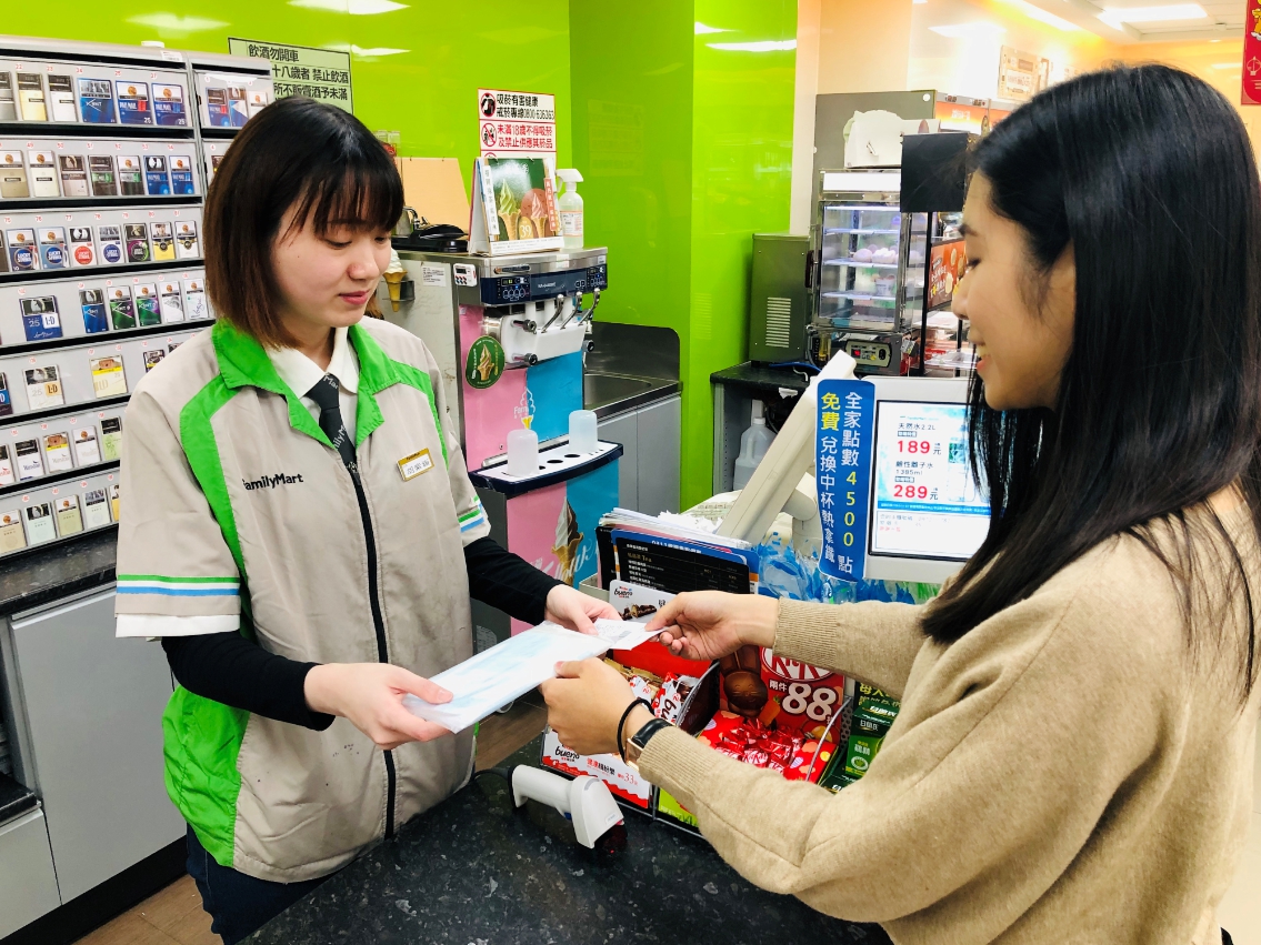 ▲為鼓勵民眾指定全家門市做為口罩取貨據點，自3月26日至4月1日，憑FamiPort機台口罩領取單據即可享Let’s café 中杯熱拿鐵買一送一優惠。（圖／全家提供）