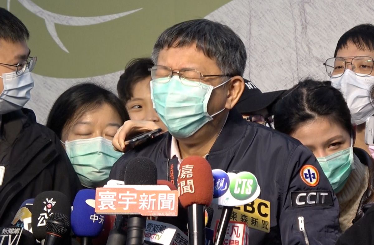 ▲台北市長柯文哲接受媒體訪問時，面對詢問「是否會帶屬下進摩鐵談公事？」柯文哲雖然臉上帶著口罩，但仍看出他大笑不已。（圖／記者葉政勳攝, 2020.3.12）