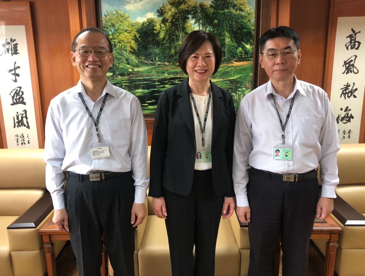 ▲財政部關務署高雄關新任關務長蘇淑貞(中)期許能在任內建構更加廉潔、安全、便捷的通關環境，以提供商民優質的服務品質。(圖／記者黃守作攝，2020.03.12)  