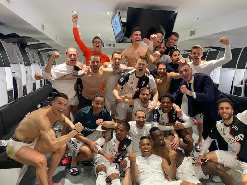 ▲Daniele Rugani 9日PO出全隊賽後在更衣室慶祝，Cristiano Ronaldo也在其中。（取至Daniele Rugani 推特）