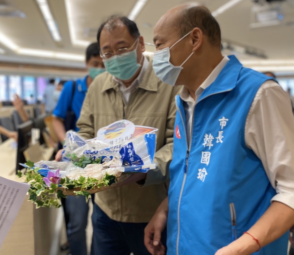▲高雄市長韓國瑜(右)由海洋局局長趙紹廉(左)陪同大力促銷優質石斑魚宅配到府。(高雄市政府海洋局提供)