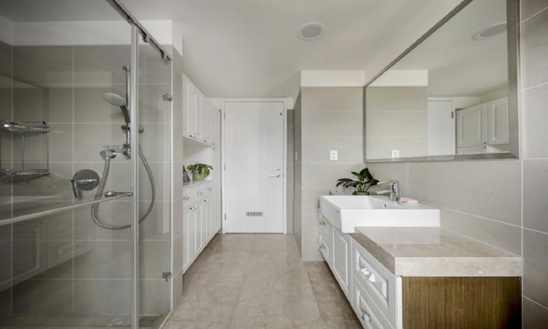 ▲善用牆面空間、洗手台下增設置物櫃，再小的浴室也能舒適又實用。（圖／雅浩室內裝修設計提供）