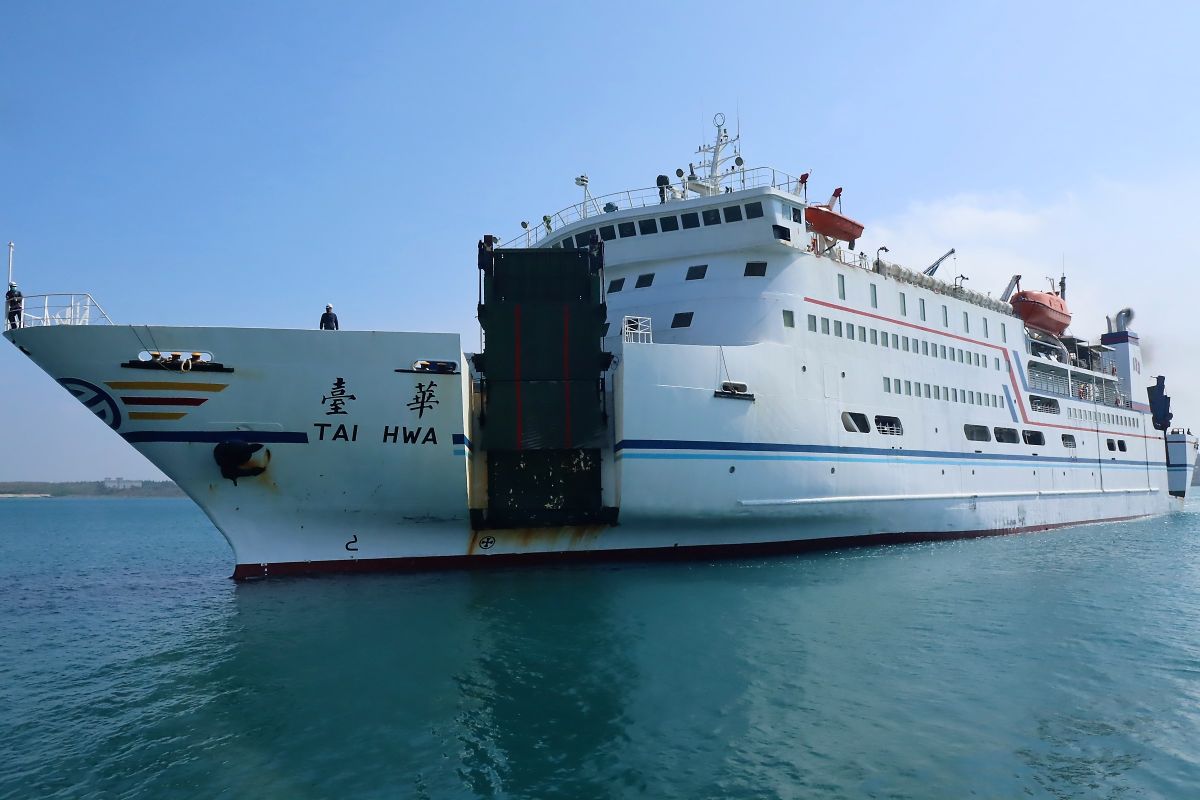 ▲楊曜邀集航港局針對新台華輪的設計，應增加載運貨物與車輛的功能，也決定更名為「台澎輪」，在4年之內完成興建。（圖／記者張塵攝，2020.03.12）