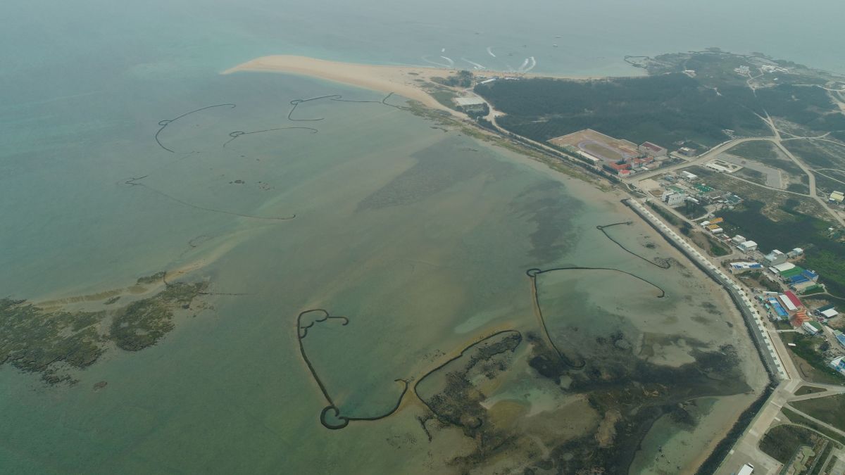 ▲澎湖縣政府為讓吉貝的孩子深入了解家鄉特有的石滬文化，特別在吉貝國小設立「石滬小學堂」，也設計全國首套石滬教材。（圖／郭偉民提供）