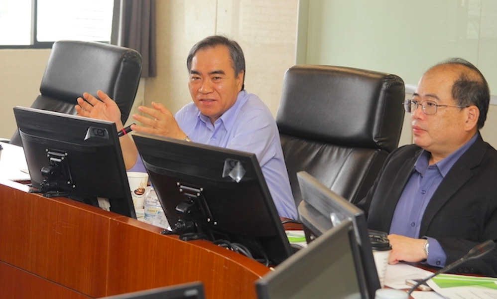 ▲嘉義縣政府由副縣長吳容輝（左)主持召開清明祭祖防疫會議。（圖／記者陳惲朋翻攝，2020,03,12)