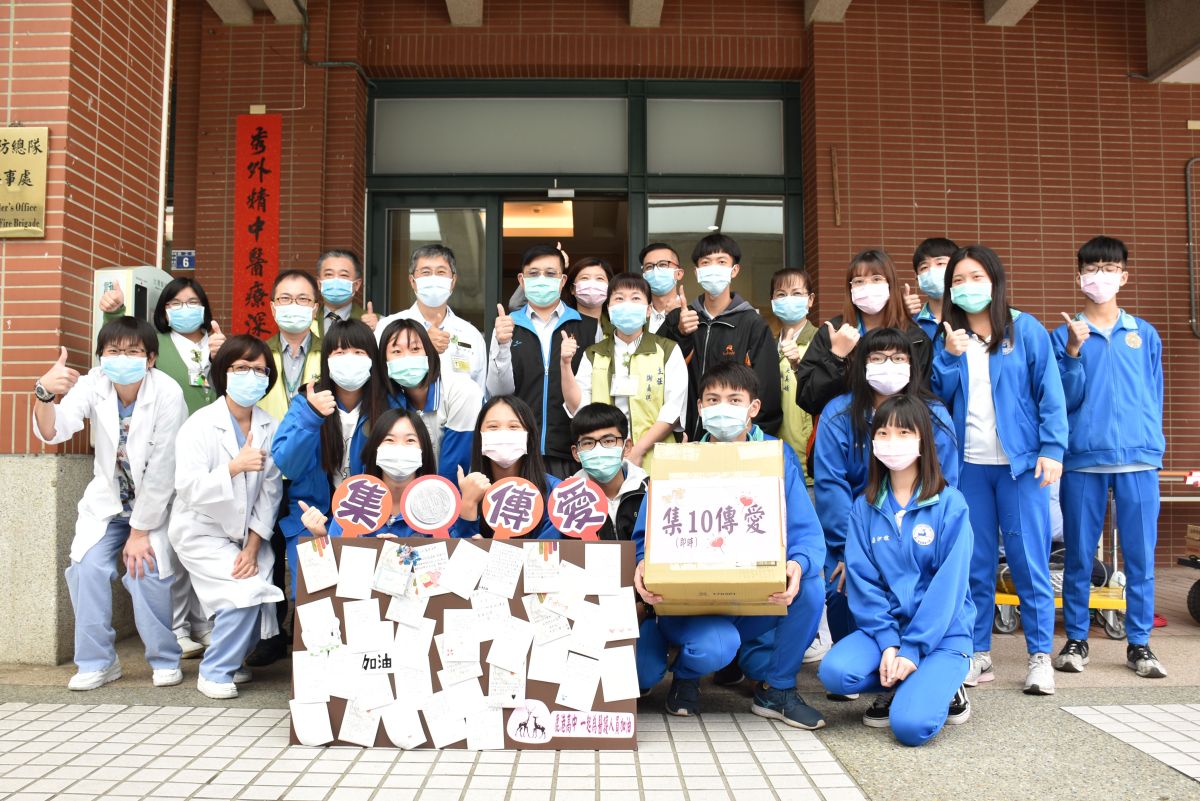 ▲鹿港高中校長林宜賢帶領師生到彰濱秀傳紀念醫院贈送巧克力及卡片，讓前線防疫人員更有元氣繼續跟疫情作戰。（圖／記者陳雅芳攝，2020.03.12）