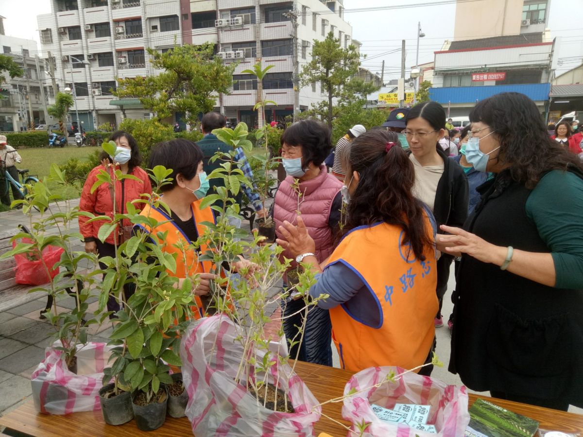 ▲植樹節，各地紛紛響應舉辦植樹或贈送樹苗等活動，彰化縣田中鎮公所準備2千株樹苗，開放讓民眾領取。（圖／記者陳雅芳攝，2020.03.12）
