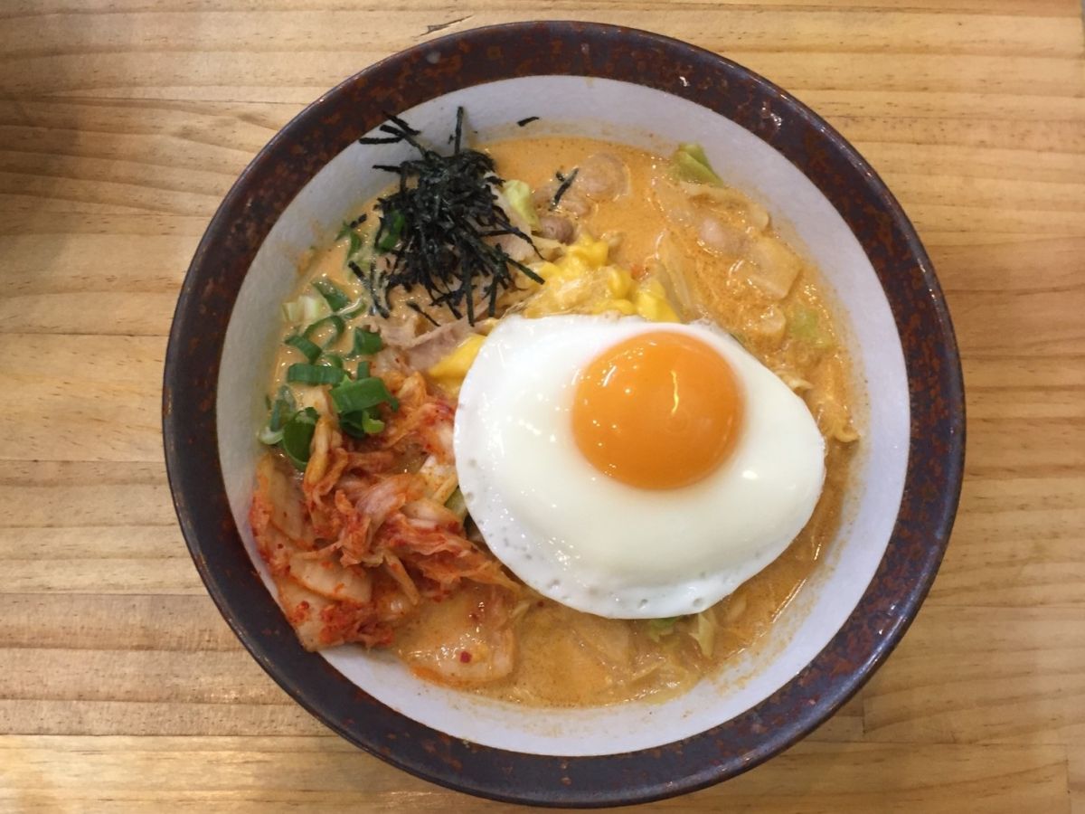 ▲韓式口味的濃郁奶香辛辣炒泡麵，有濃濃的牛奶和辛辣醬汁，冬天吃起來很暖胃。(圖/記者金祐妤攝)