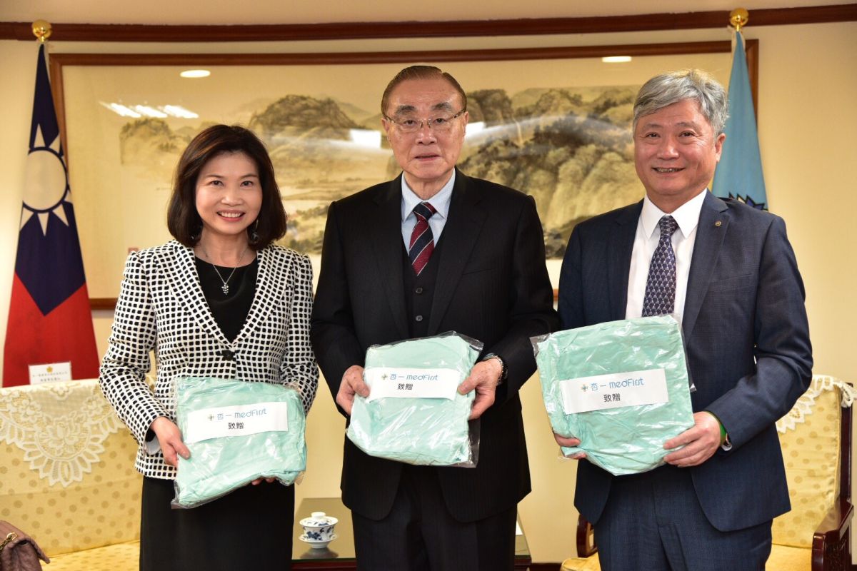 ▲杏一醫療董事長陳麗如（左）捐贈1600件隔離衣助退輔會防疫，由退輔會主委馮世寬（中）收下。(圖／退輔會提供, 2020.3.12）