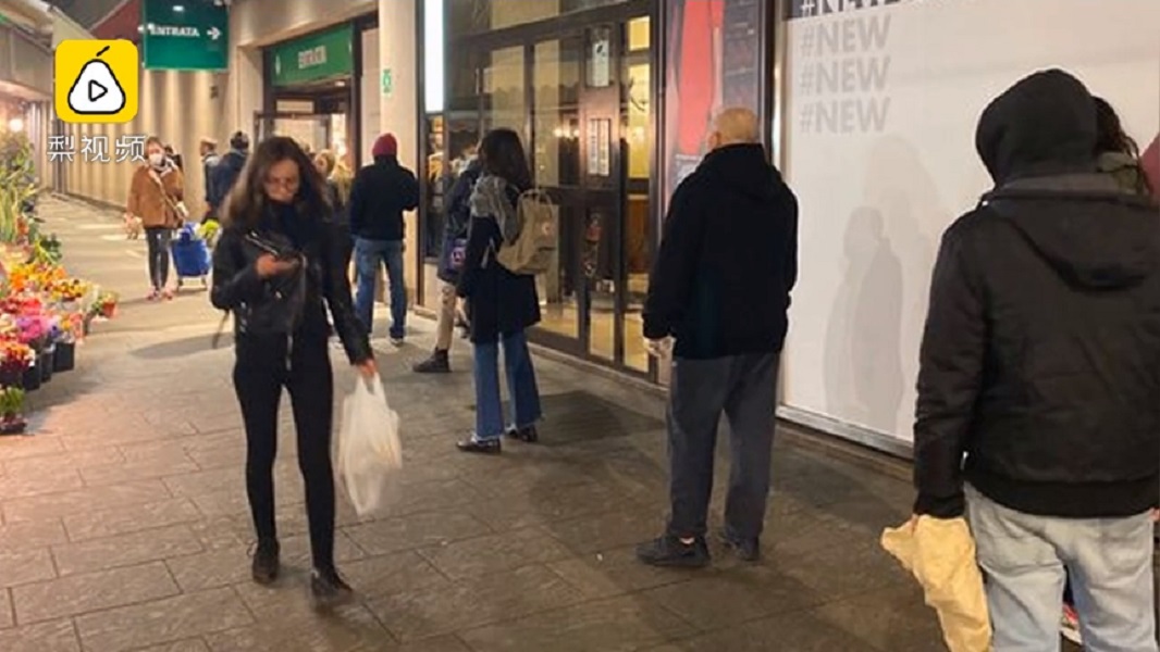 ▲義大利人排隊距離 1 公尺避免感染。（圖／翻攝梨視頻）