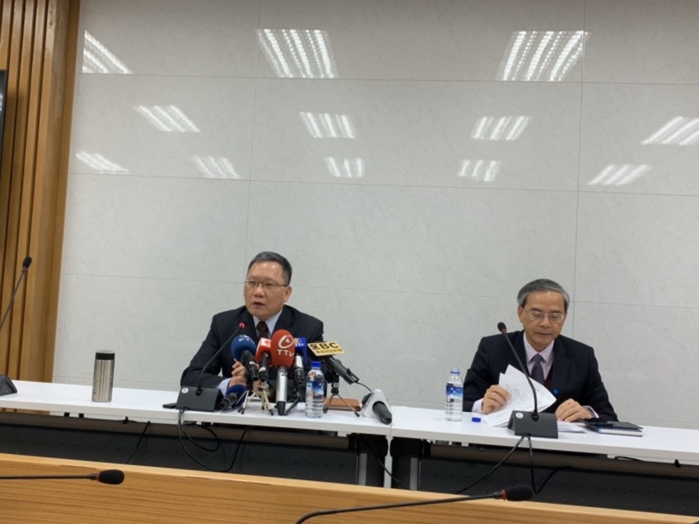 ▲財政部長蘇建榮（左）與次長也是國安基金執行秘書阮清華（右）在台股開盤前信心喊話，台股基本面仍穩健，國安基金將密切關注適時因應。（圖／記者顏真真攝）