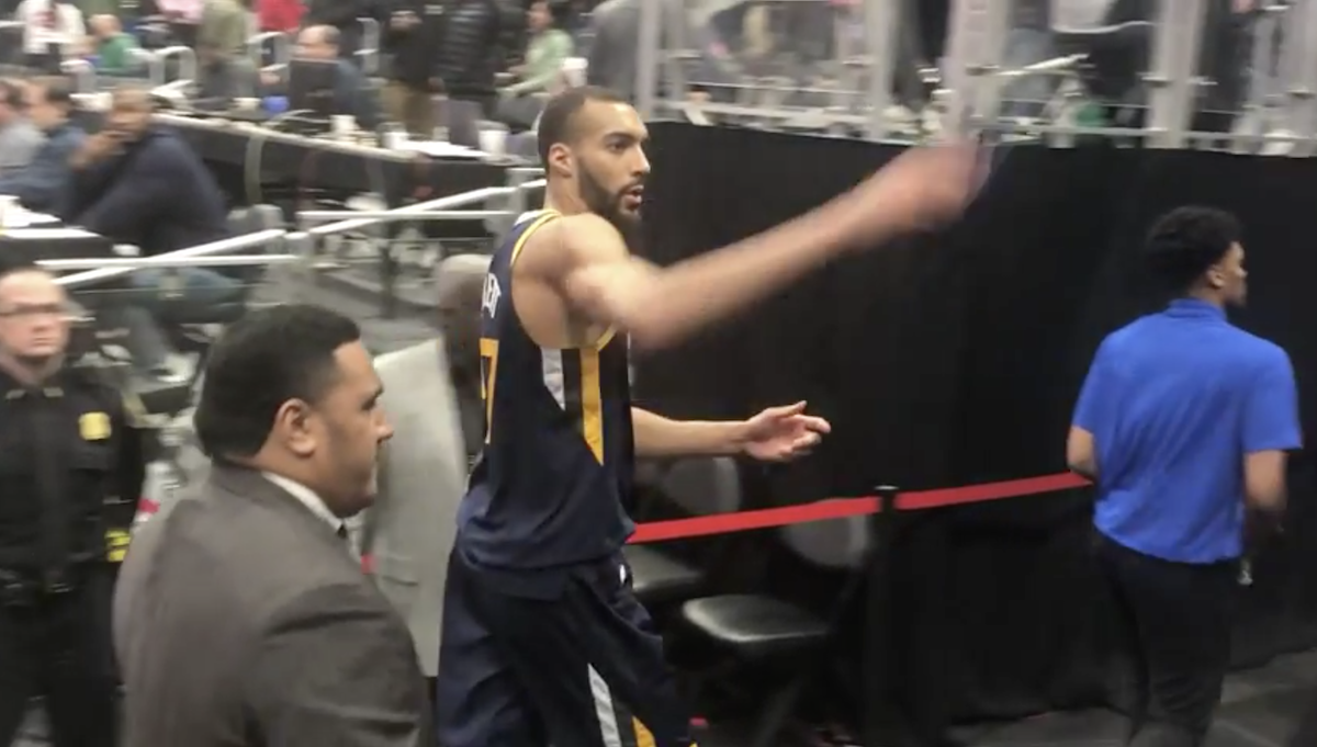 爵士球員Ruddy Gobert日前賽後將袖套送小球迷。（圖／截自網路）