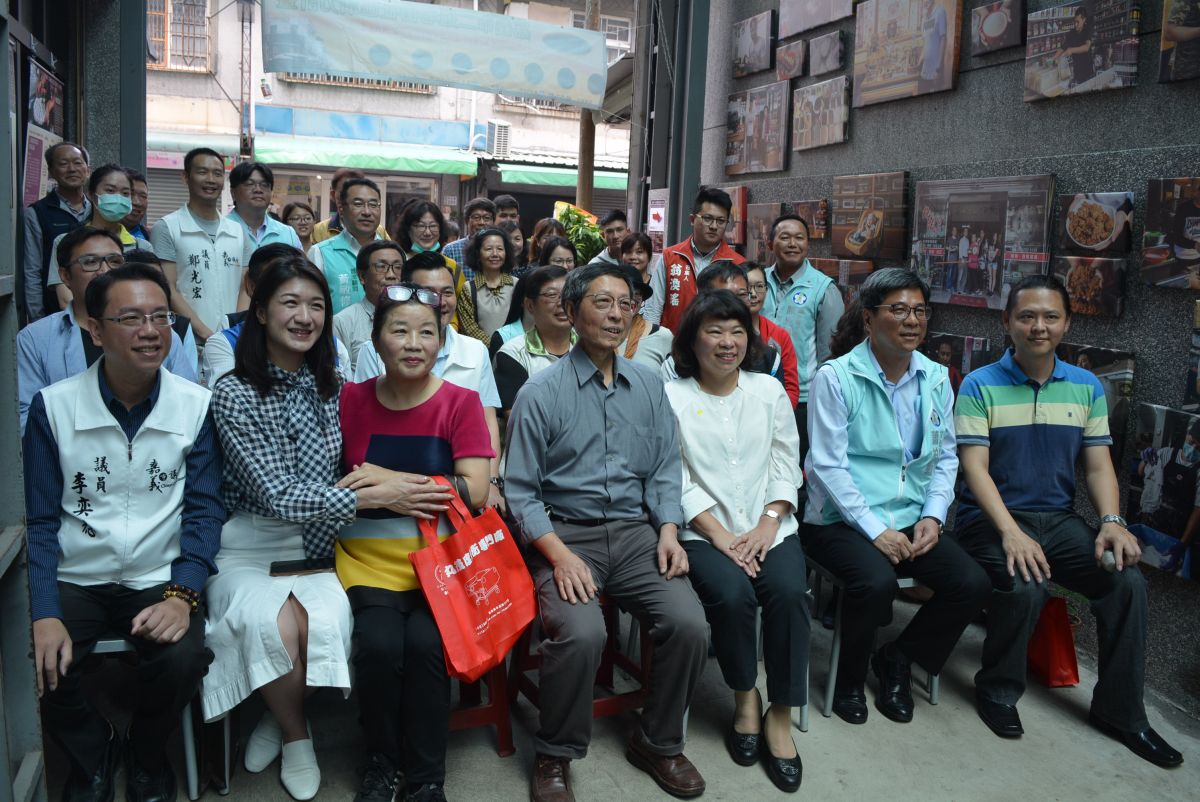 ▲嘉義市長黃敏惠及各來賓參觀二通老街社區活力計畫成果展。（圖／記者郭政隆攝影2020.3.13）
