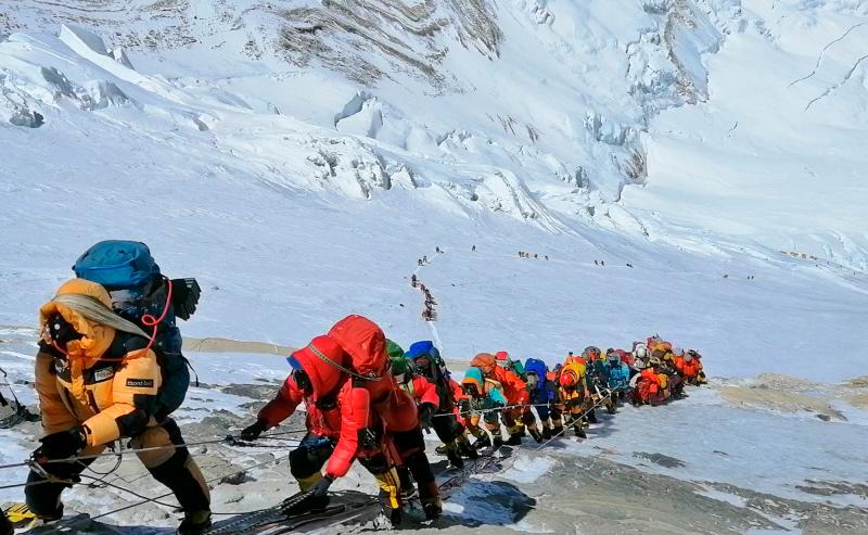 ▲每年都有大批遊客遠赴尼泊爾挑戰聖母峰攀登。（圖／美聯社／達志影像）