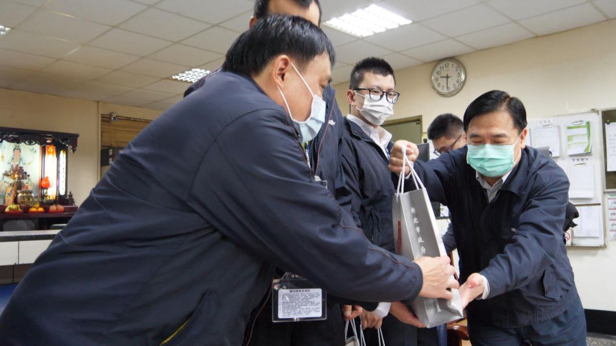 ▲新北市交通局長鍾鳴時上午特地到三重客運樹林站慰勞藍38公車抗疫英雄。（圖／新北市交通局提供）