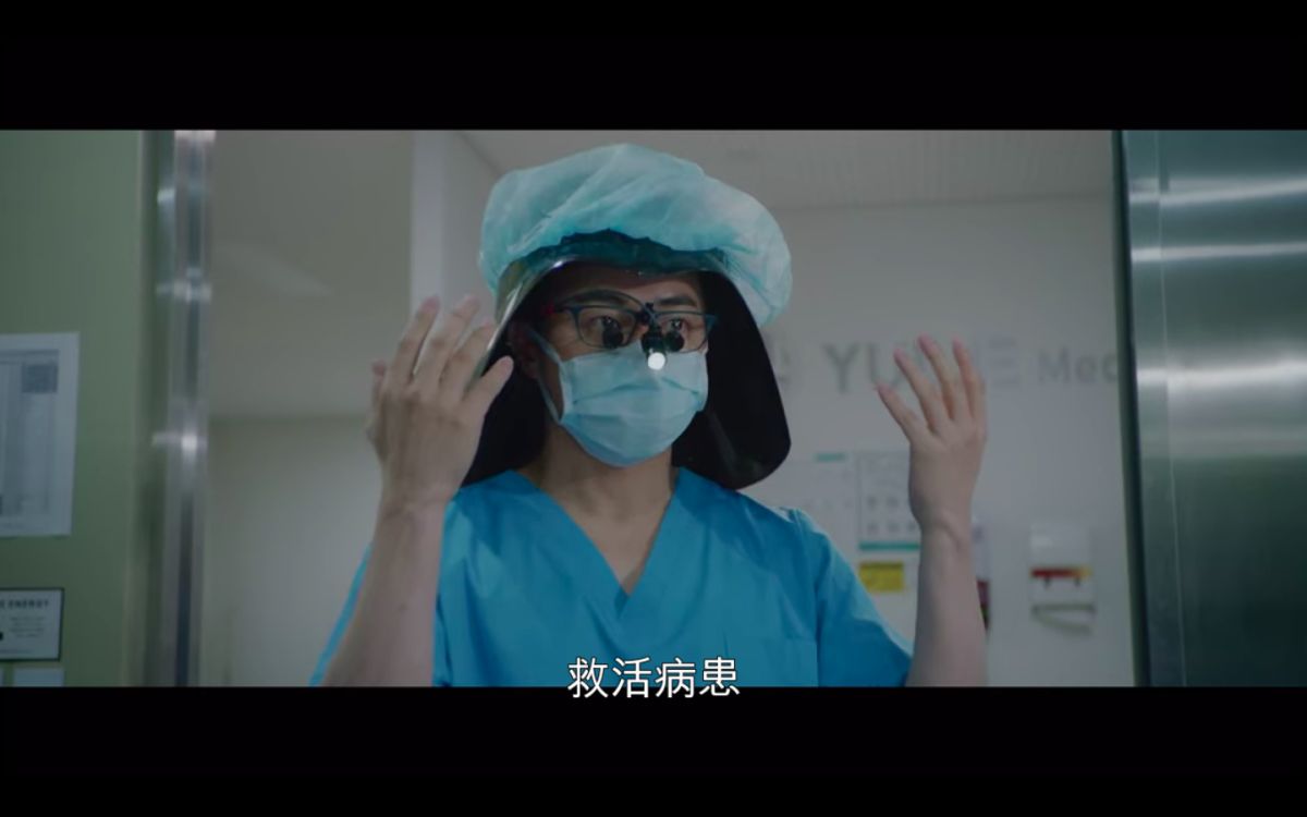 ▲曹政奭劇中頂著黑武士頭盔幫患者開刀。（圖／翻攝Netflix）