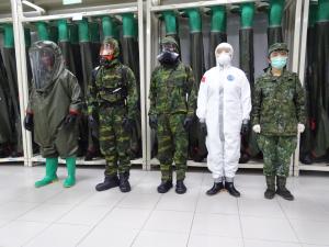 ▲國軍化學兵防護衣，由左至右分別為ABCD等四級規格。（圖／記者呂炯昌攝, 2020.3.13）