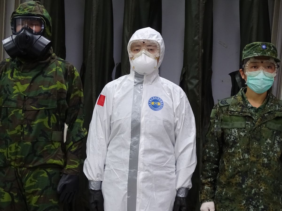 ▲身穿白色C級防護衣的化學兵，也是本次武漢肺炎防疫消毒基本裝備。（圖／記者呂炯昌攝, 2020.3.13）