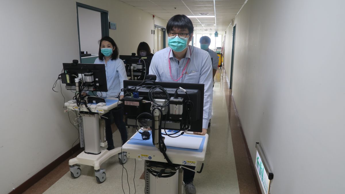 ▲行動式通訊平台，直接推到病床前，讓病人與想要視訊的親人朋友空中交會。（圖／記者陳雅芳攝，2020.03.13）