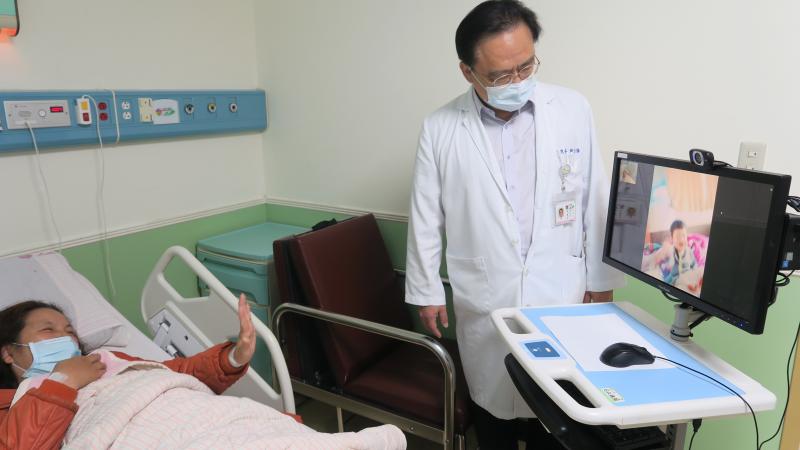影／加強防疫禁止探病　醫院推「視訊預約」解相思
