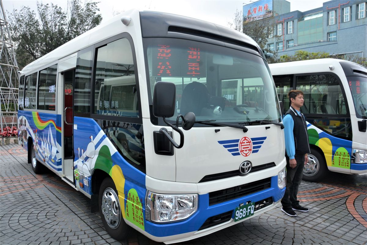 ▲縣府車船處派遺「防疫專車」載送4名居家檢疫者返家治喪。（圖／澎湖縣政府提供）