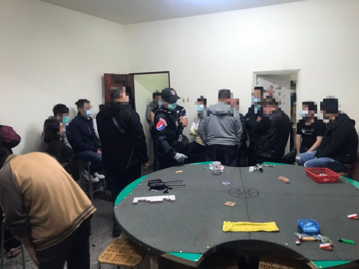 ▲和美分局在美港公路一處攻堅，破獲一處「麻將筒子」職業賭場，一網成擒33名賭客。（圖／記者陳雅芳翻攝，2020.03.13）