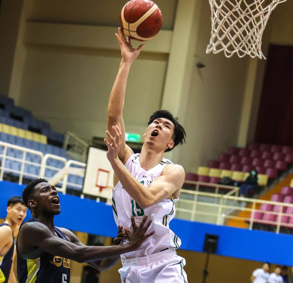 范士恩(右)下半季復出，本場繳出復出以來的新高成績13分8籃板。