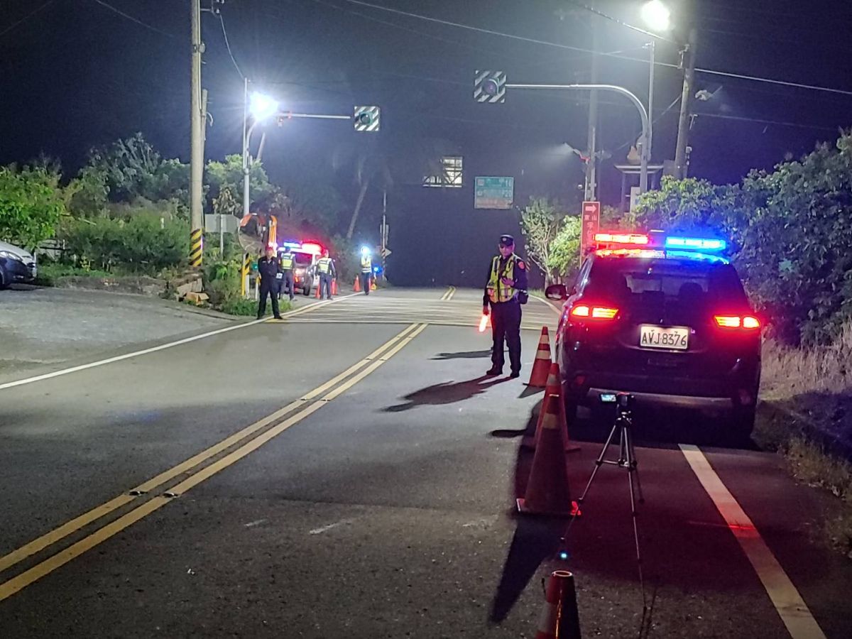 ▲白河分局晚間執行防制危險駕車勤務，配合新營監理站人員加強攔查改裝違規車輛。（圖／記者陳聖璋翻攝）