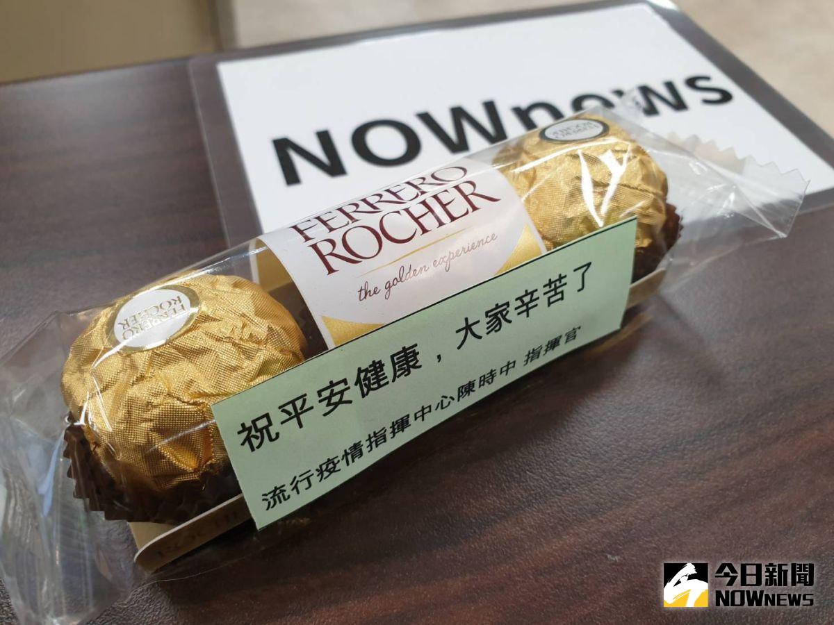 ▲今天3月14日是白色情人節，中央流行疫情指揮中心忙著防疫之餘，也在記者會前發送巧克力給記者。（圖／記者許家禎攝影） 