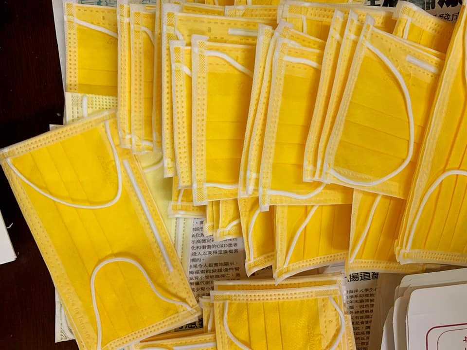 ▲一名經營藥局的女網友在臉書社團《爆怨公社》提到，一位母親帶著國小 4、5 年級的小孩來買口罩，卻掏出一張千元大鈔，因為當下忙碌找不開，便委婉請該顧客晚點再來一趟，豈料對方卻「爆嗆 7 字」，讓眾人當場看傻。（圖／翻攝自爆怨公社）