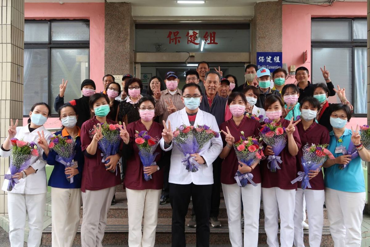 ▲中彰榮家十餘位長輩主動邀請主任王正陪同前往保健組慰問醫護人員，為護理人員一一獻上鮮花，防疫天使們感到相當的窩心。（圖／記者陳雅芳攝，2020.03.14）