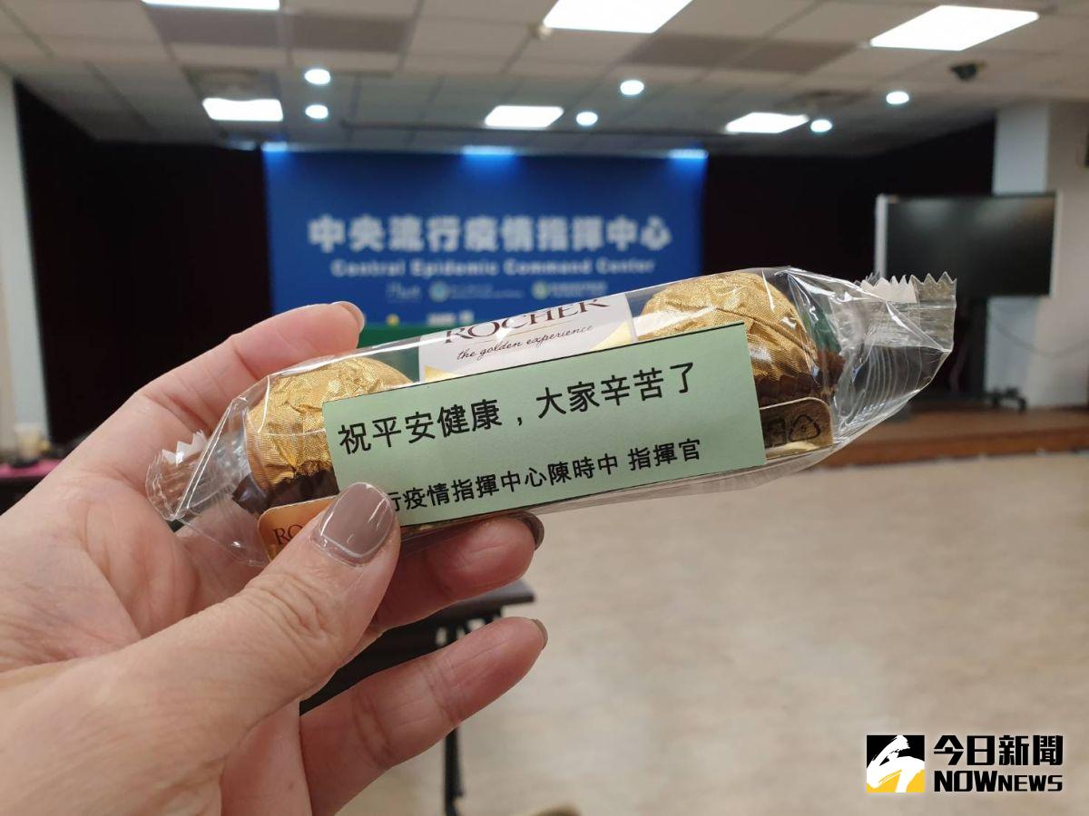 ▲今天3月14日是白色情人節，指揮中心防疫之餘還特別發送巧克力給記者，陳時中還特別笑說：「吃完記得刷牙」。（圖／記者許家禎攝影）
