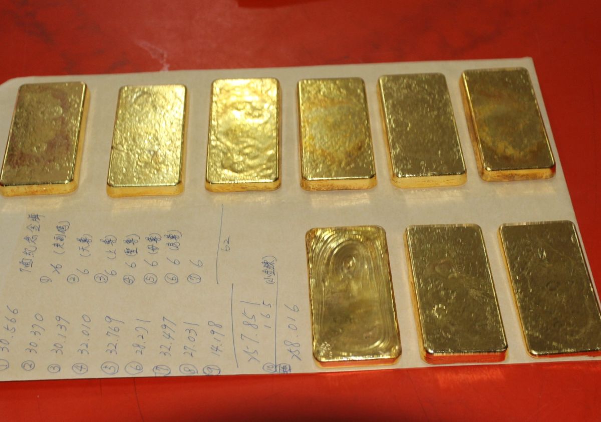 ▲中華民國六房媽會理監事取出自民國97年移交和之後至今12年來所保存的金牌。（圖／記者簡勇鵬攝，2020.03.14）