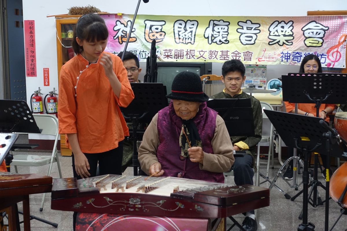 ▲團員細心指導現場民眾進行樂器體驗。（圖/樂坊提供，2020.03.14）