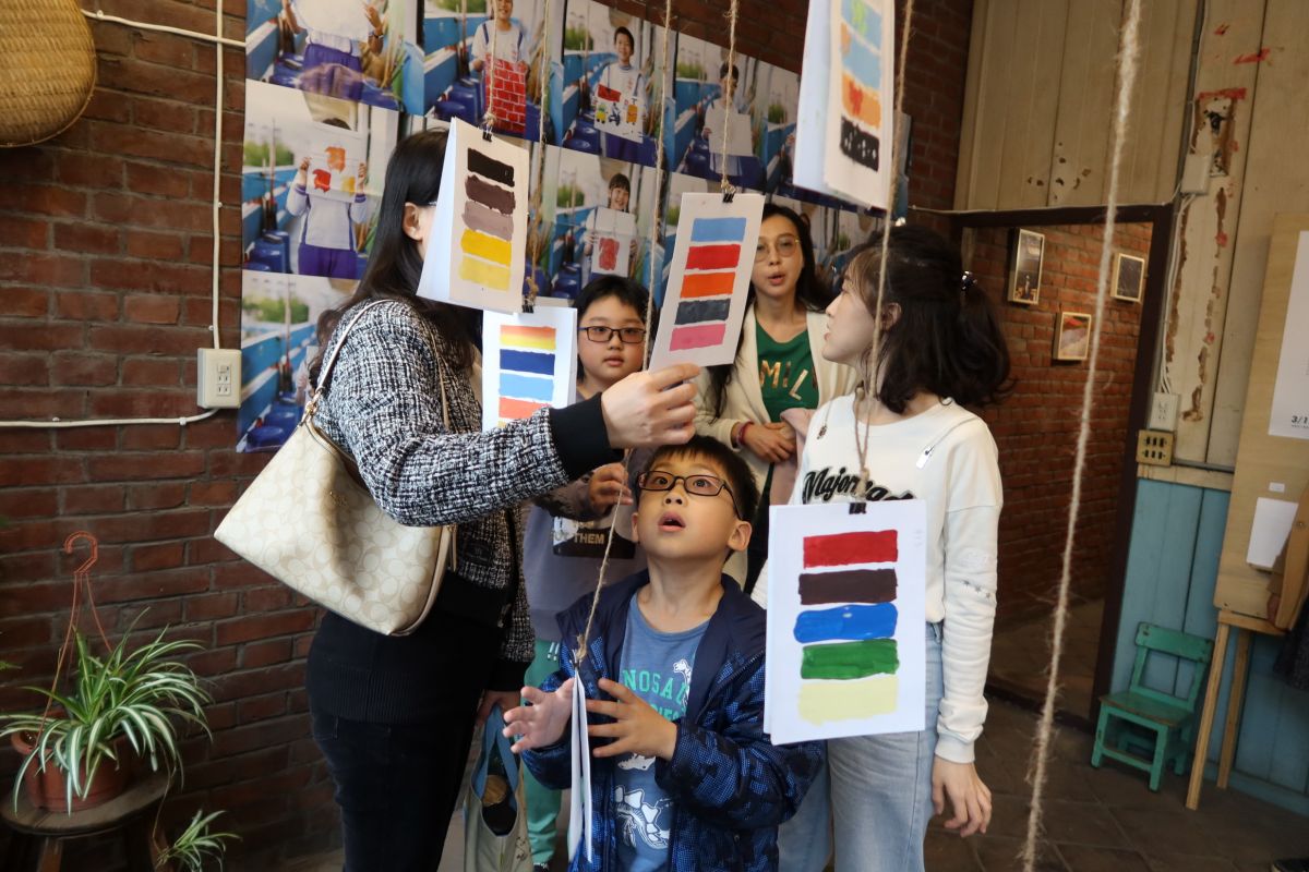 ▲嶺東科技大學視覺傳達設計系舉辦田中未來學展‧設計翻動新美學，將小朋友繪製田中的過去與現在做美學呈現。（圖／記者陳雅芳攝，2020.03.14）