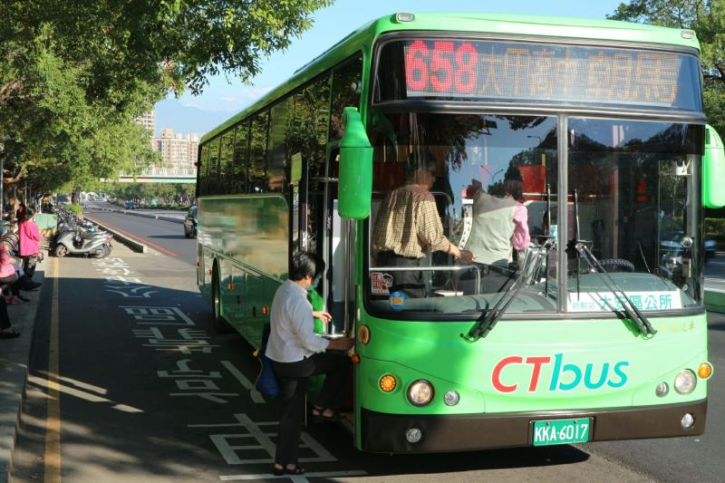 ▲中市「掃墓接駁專車」，僅提供座位、不開放站位，避免車內過度擁擠。 (圖／資料照片)