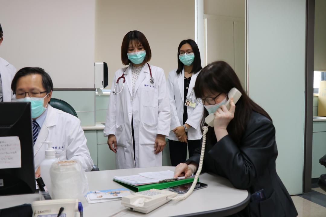 視訊診療方式提供醫療服務，讓隔離或居家檢疫者不用出門也能安心就醫。〔圖／嘉基提供2020.03.15〕
