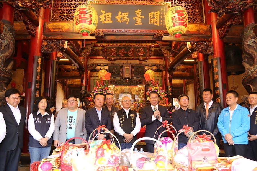 ▲內政部長徐國勇到奉天宮參拜新港媽祖，並感謝董監事們對防疫工作的支持與幫忙。（圖／記者陳惲朋翻攝，2020,03,15)