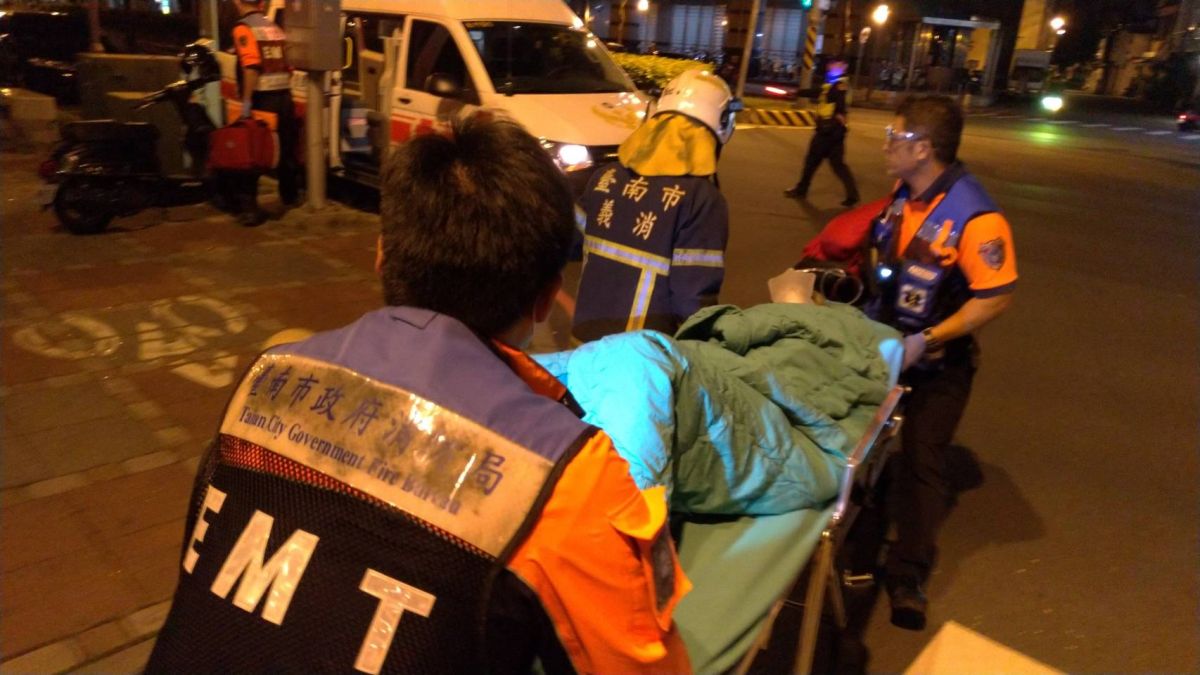 ▲台南東區長榮路一棟公寓15日深夜發生火災，消防人員在屋內發現燃燒過的炭火，起火原因恐不單純。（圖／記者陳聖璋翻攝）