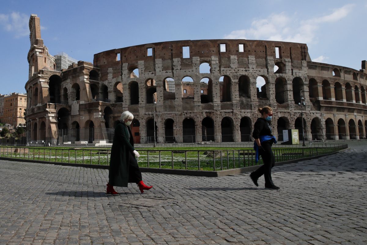 ▲義大利去年2月成為首個受到疫情衝擊的歐洲國家，但如今全國都被列為疫情「低風險」區後，民眾今天終於得以不戴口罩外出，寫下防疫里程碑。圖為先前疫情嚴重時，於羅馬街頭戴口罩的民眾。（圖／美聯社／達志影像）