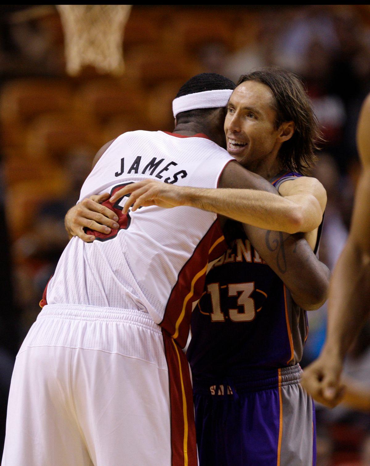 ▲太陽傳奇球星Steve Nash（右）和LeBron James相互擁抱。（圖／美聯社／達志影像）