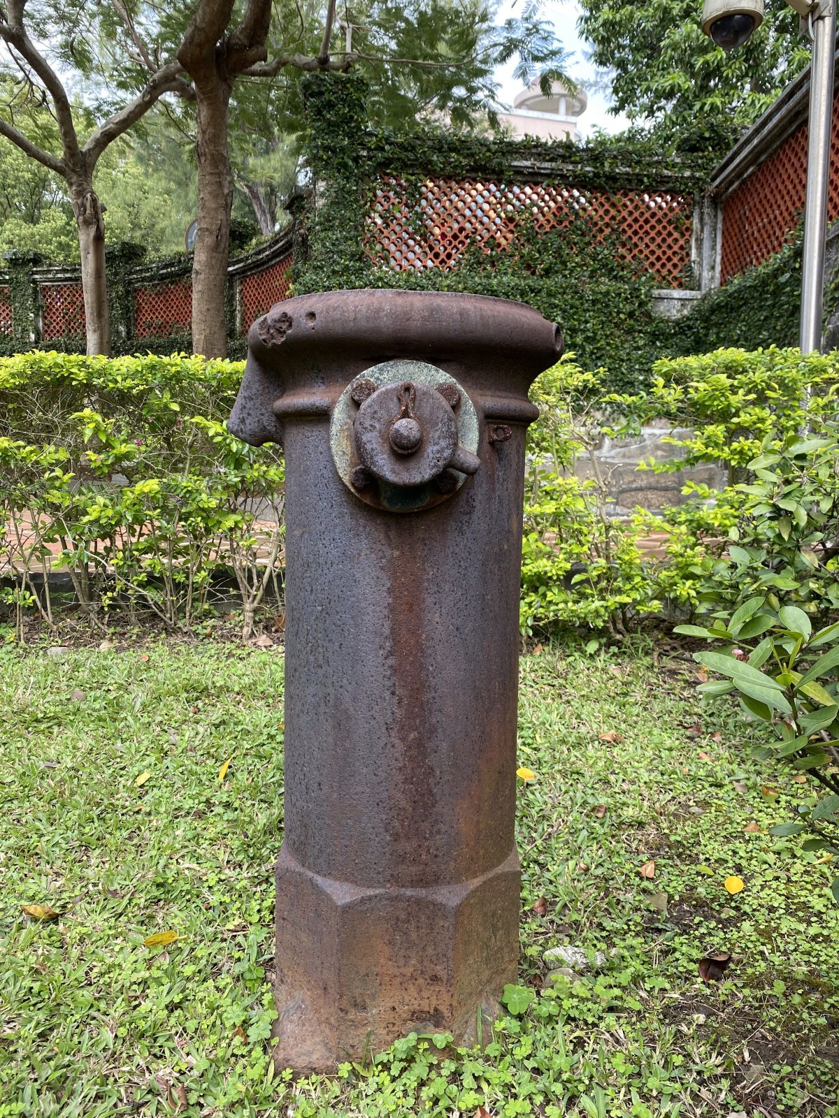 ▲淡水古蹟博物館中郵筒的外形的「水管頭」文物，擁有百年歷史，在當年肩負著公用給水的任務，是見證臺灣衛生史上的重要文物，就像防疫大使一般，時刻提醒大家勤洗手，預防病毒的侵害。（圖/記者孫唯容攝）