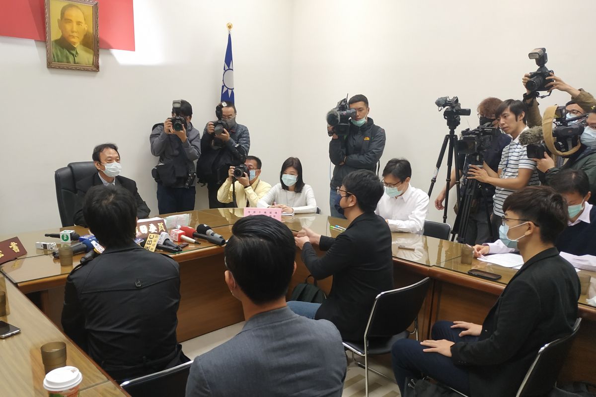 罷韓四君子北上監院，指出高雄市選委會主委陳雄文行政不中立。 (圖/記者林柏年攝)