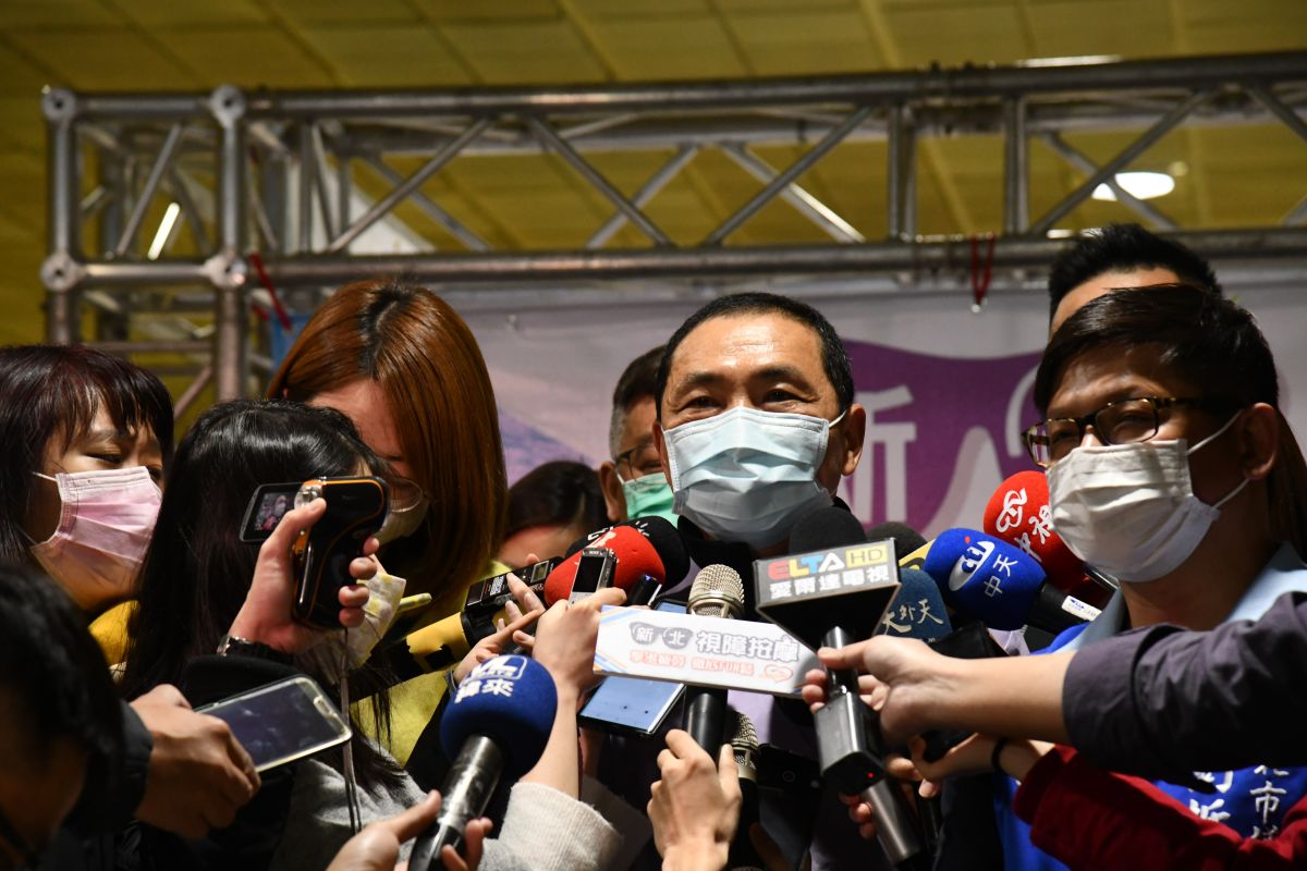 ▲昨（15）日北部高中生因出國旅遊而感染武漢肺炎，該校園案例引起熱議，新北市長侯友宜今（16）日表示，原則上學校師生在六月底前，都避免出國。（圖/新北市政府提供）