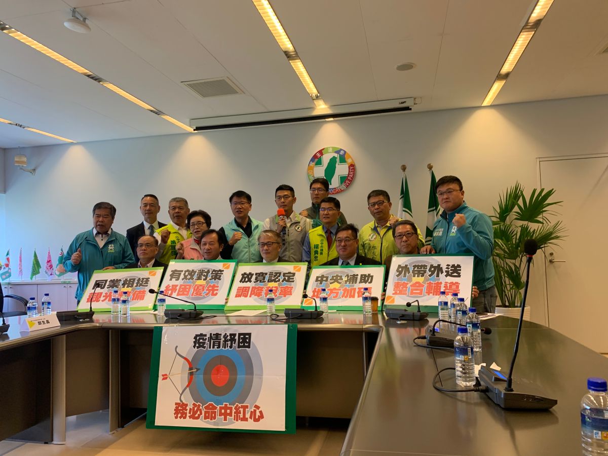 ▲民進黨團針對市府的「紓困九支箭」提出問題與建議。 (圖／柳榮俊攝2020.3.16)