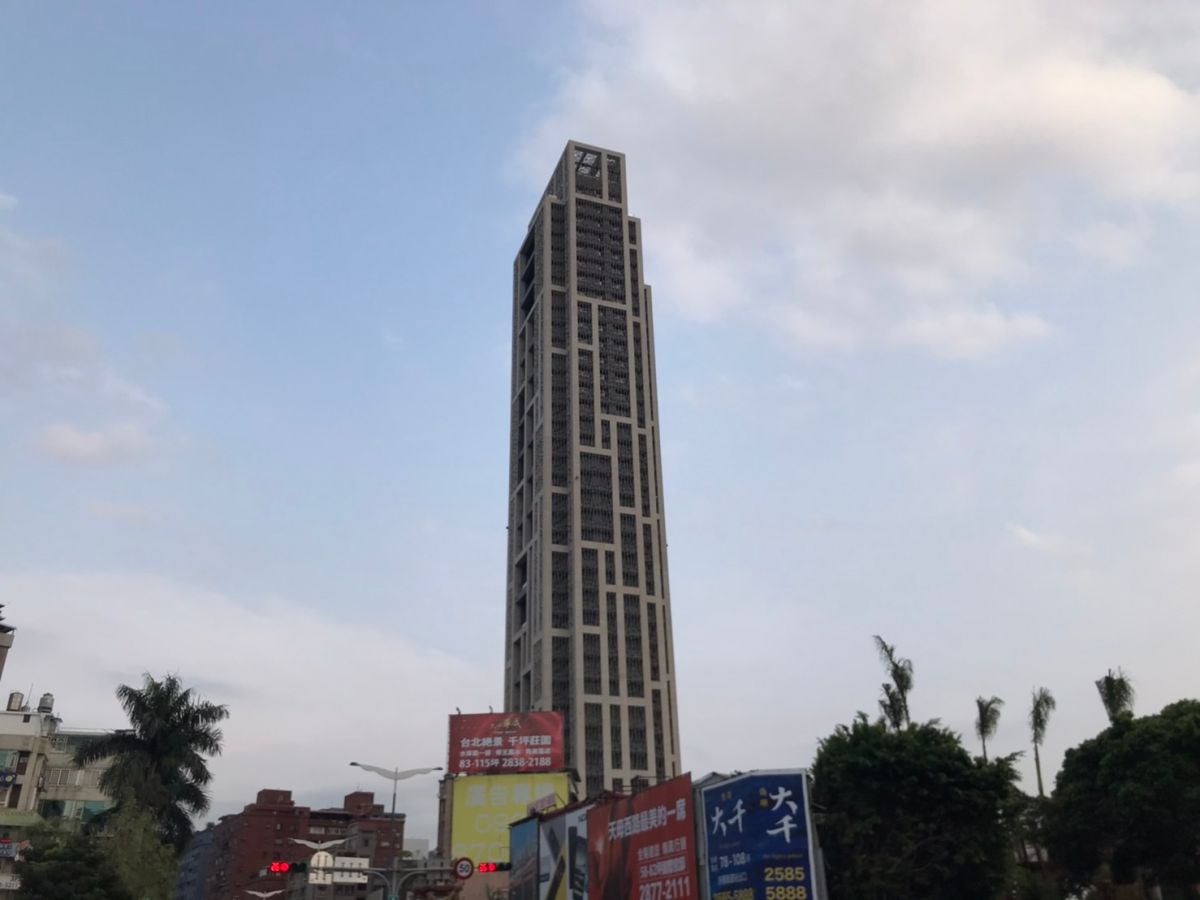 ▲天母地區指標性豪宅「華固天鑄」，就位於天母圓環旁，地點相當卓越。（圖／記者賴志昶攝）